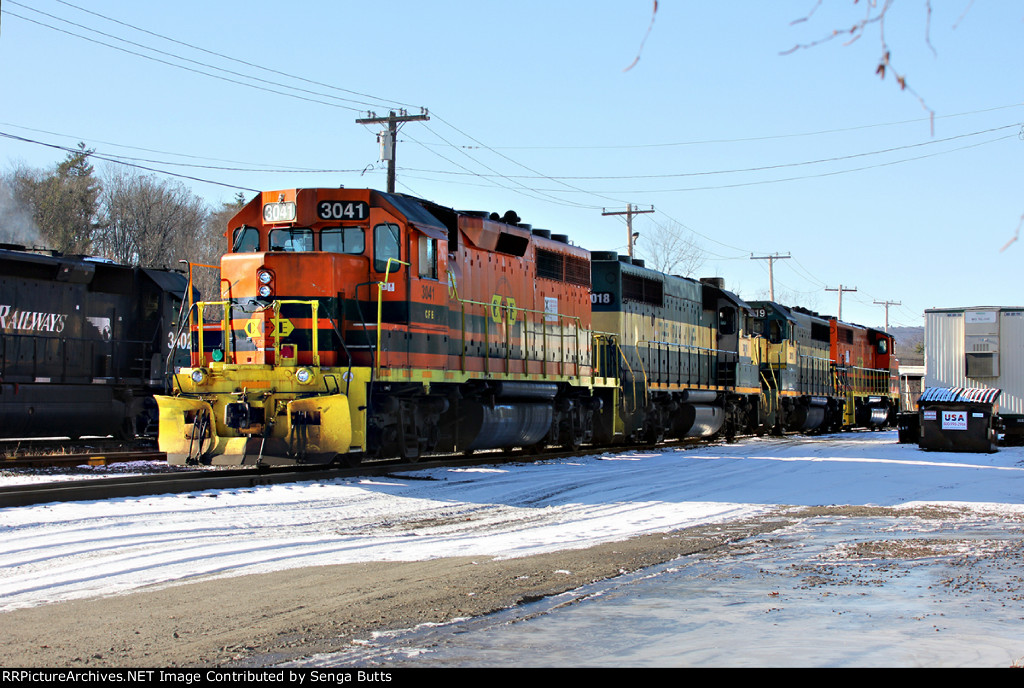 CFE 3041 GP40-2 BAYL 3018 GP40-2 BAYL 3019 GP40-2 OVR 3029 GP40-2LW